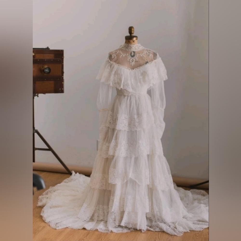 Vintage Style White Lace Wedding Gown